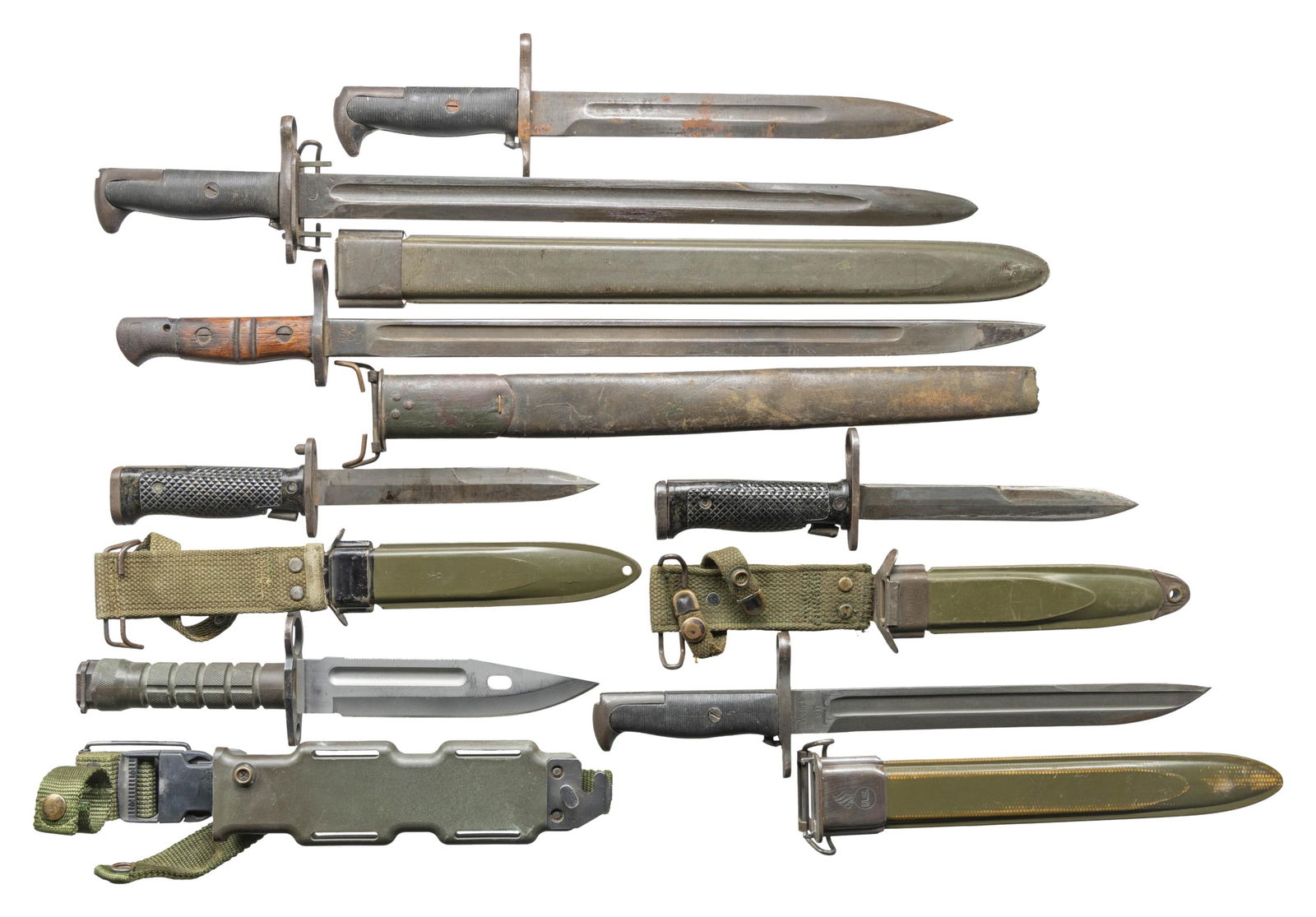 LOT OF 7 US BAYONETS.: This lot consists of the following bayonets:1) US M9 Bayonet. Blade marked "M9 PHROBIS III". Green handles. Green scabbard & frog present. CONDITION: good to very good with some service & usage wear.2