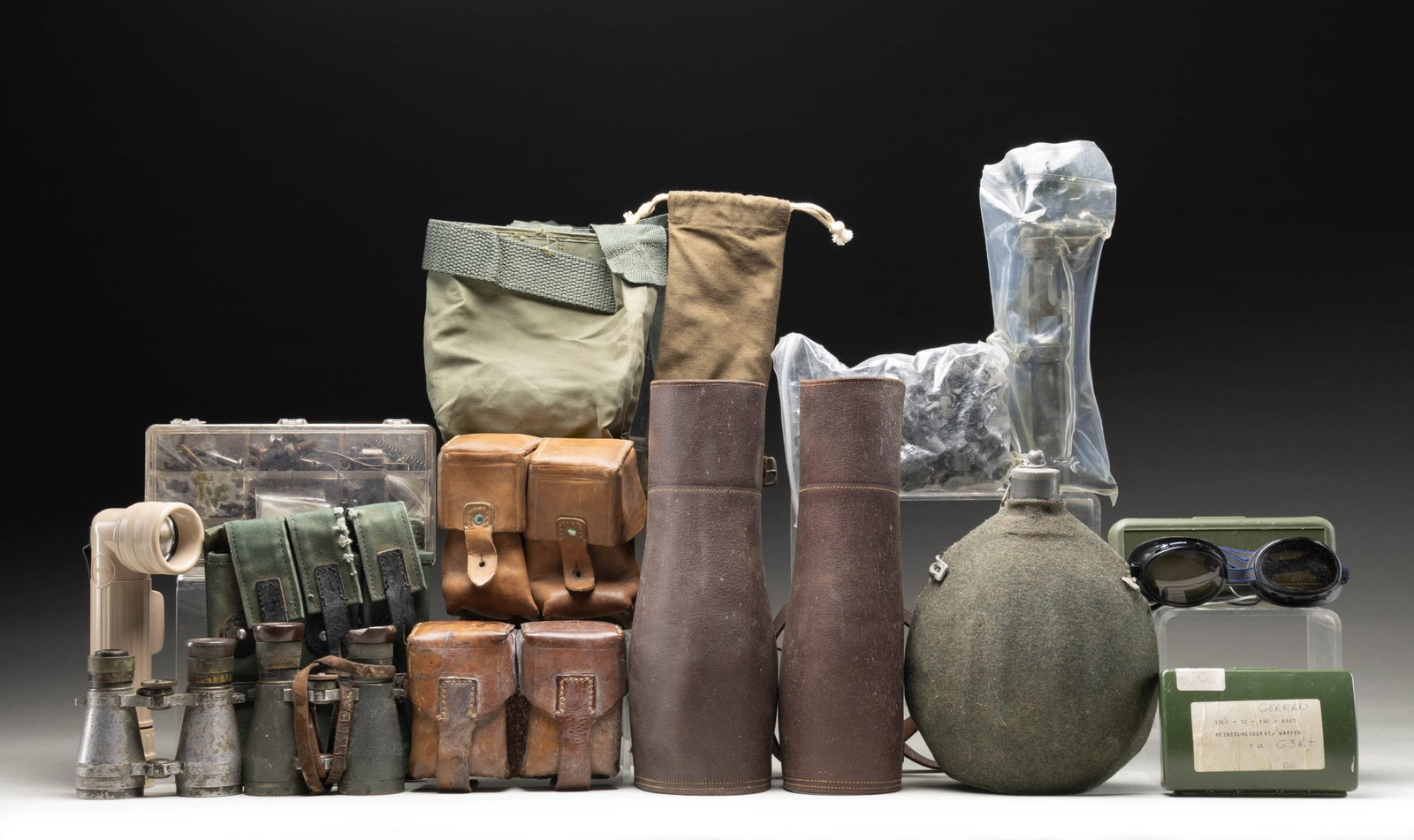 INTERESTING GROUPING OF 20TH CENTURY MILITARIA AND: FIREARMS RELATED ACCESSORIES. No.1: German WW1 binoculars. Adjustment locking disc is marked on top "Feldglas O8 / Spindle & Hoyer Gottingen". Individually adjustable eyepieces. Alloy body. These well