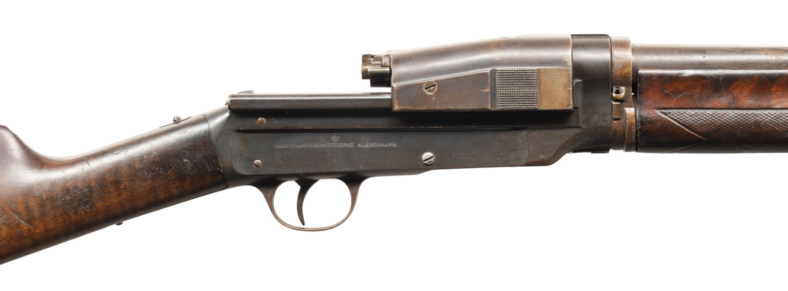 SCARCE SWEDISH SJOGREN INERTIA SEMI AUTO SHOTGUN.: Cal. 12 Ga. S# 1066. Approx. 5000 mfg. 1907-1909 in Copenhagen, Denmark & designed by Carl Zel Theodor Sjogren of Sweden. Plain 28" bbl. w/ matching numbered barrel extension & no bead. Fixed Full