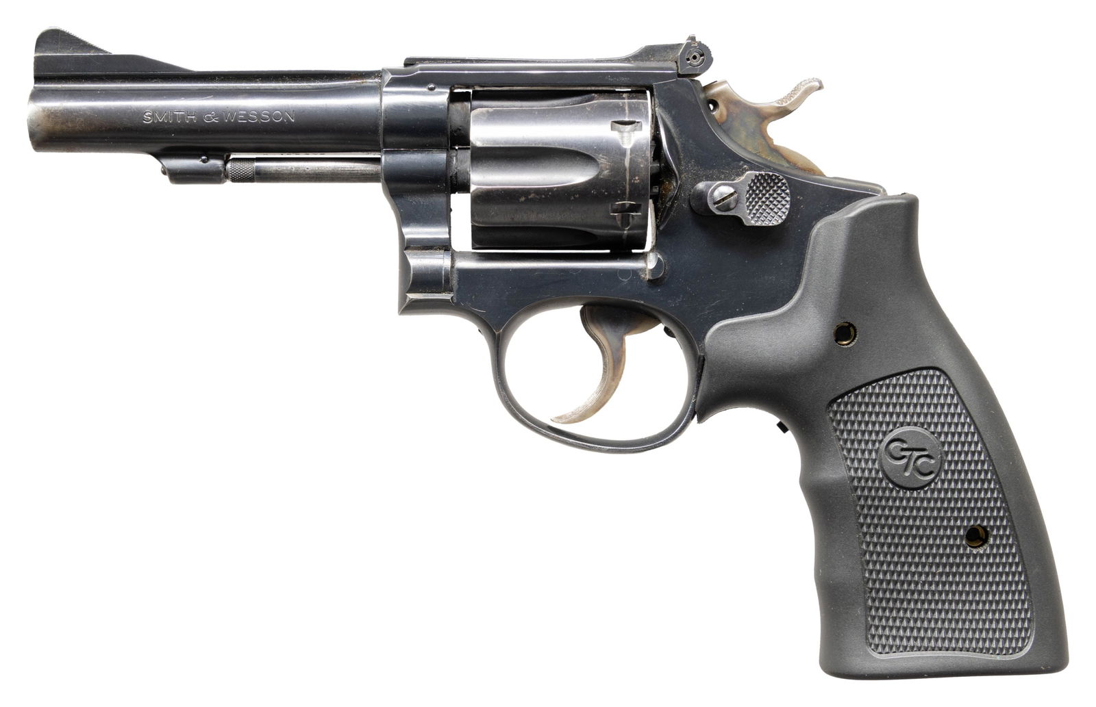 SMITH & WESSON K38 COMBAT MASTERPIECE DA REVOLVER.: Cal. 38 S&W Spl. S# K155473 (under grips). Bbl. 4" pinned. Ramped serrated blade front sight. Adjustable square notch rear sight. Matching numbers on frame, bbl., cyl. & extractor. 1952 made five-scre