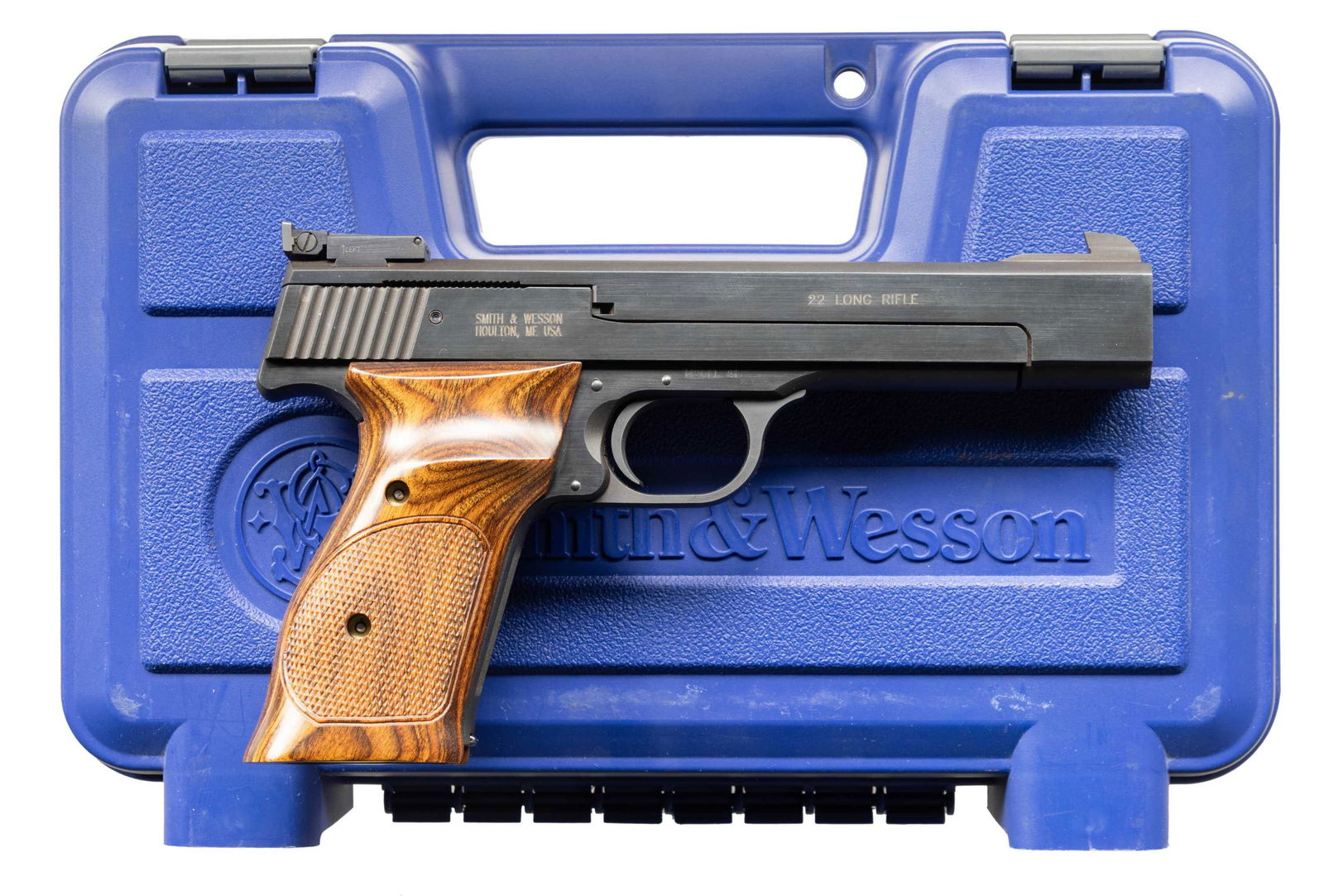 SMITH & WESSON MODEL 41 SEMI AUTO PISTOL.: Cal. 22 LR. S# UCJ9286. Bbl. 5 1/2". Patridge front sight. Adjustable square notch rear sight. Newer production Model 41 made in Houlton, Maine. Blued finish. Checkered laminate thumbrest grips. MAGS:
