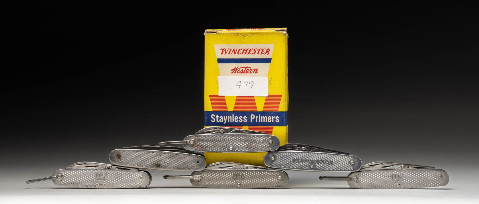 6 US & SIMILAR POCKET MULTI-TOOL POCKET KNIFES.: 1 Camillus 1984 dated1 Camillus 1985 dated1 Camillus 1979 dated1 USMC marked without maker's mark.2 Unmarked having similiar style. CONDITION: The 3 US marked knives are in very good condition. The