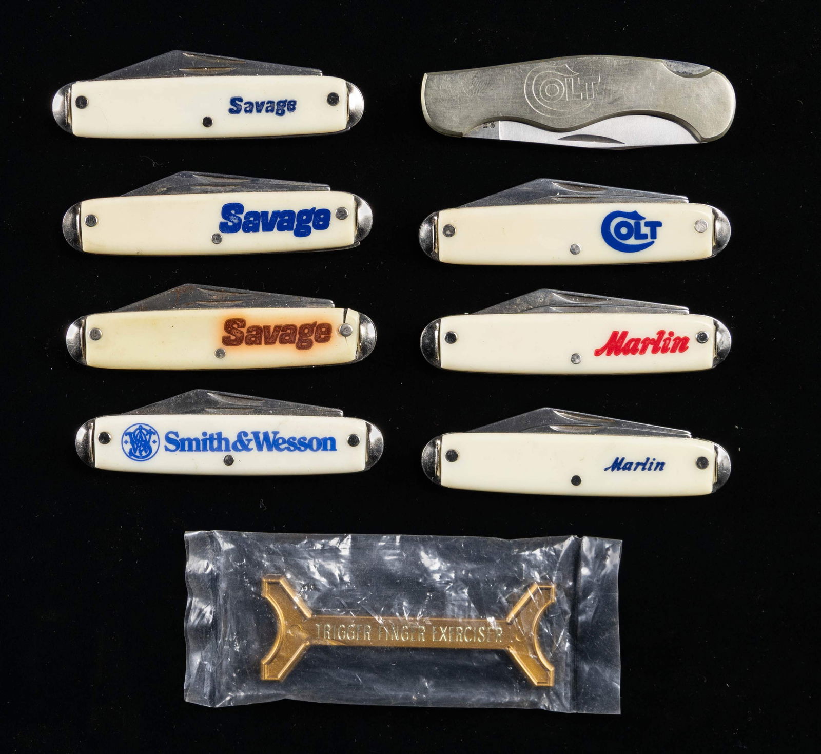LOT OF ASSORTED FIREARMS MANUFACTURER BRANDED: POCKET KNIVES. Lot of assorted firearms mfg. branded knives, including: 1) x6 2-blade pocket knifes. Side of primary blades are marked "U.S.A.". 2-piece smooth white synthetic grip scales, each left