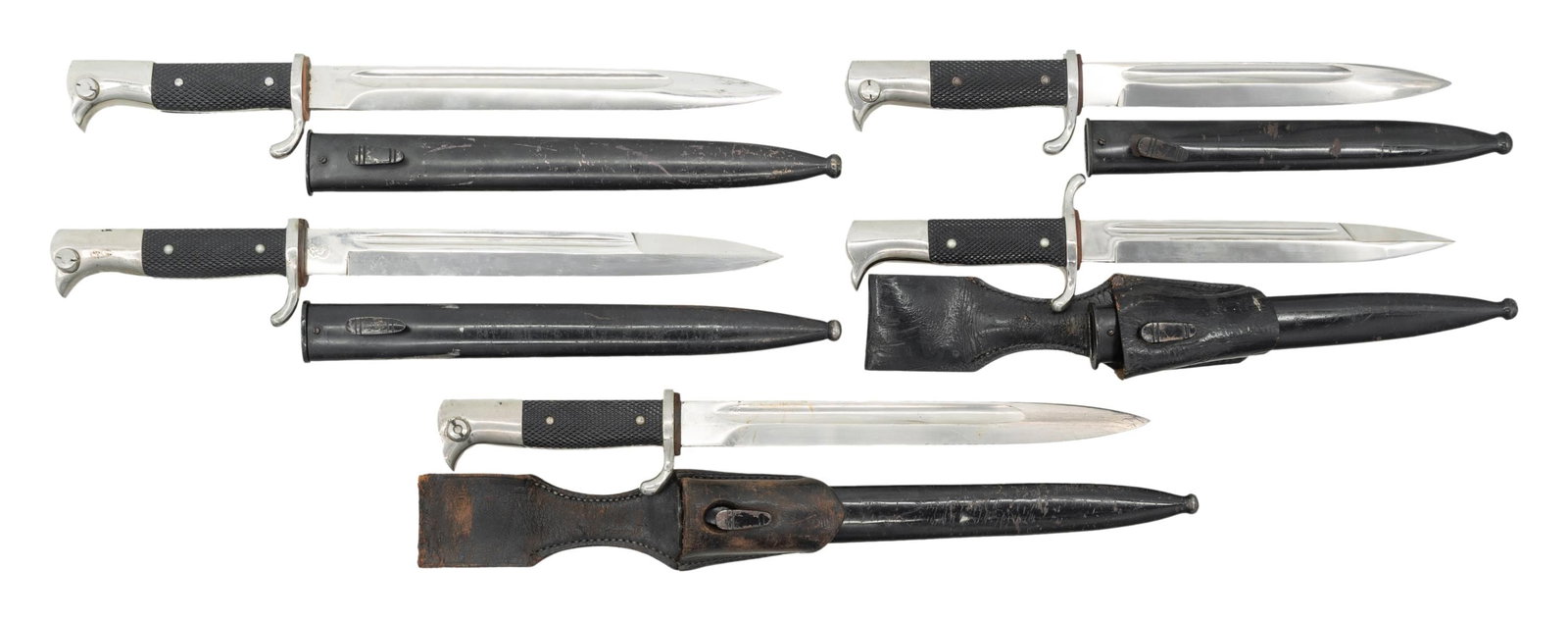 5 WWII GERMAN DRESS BAYONETS.: This WWII German dress bayonet lot consists of 3 long pattern Army dress bayonets with black enameled scabbards (1 with frog), 1 short pattern Army dress bayonet with a black enameled scabbard and no 
