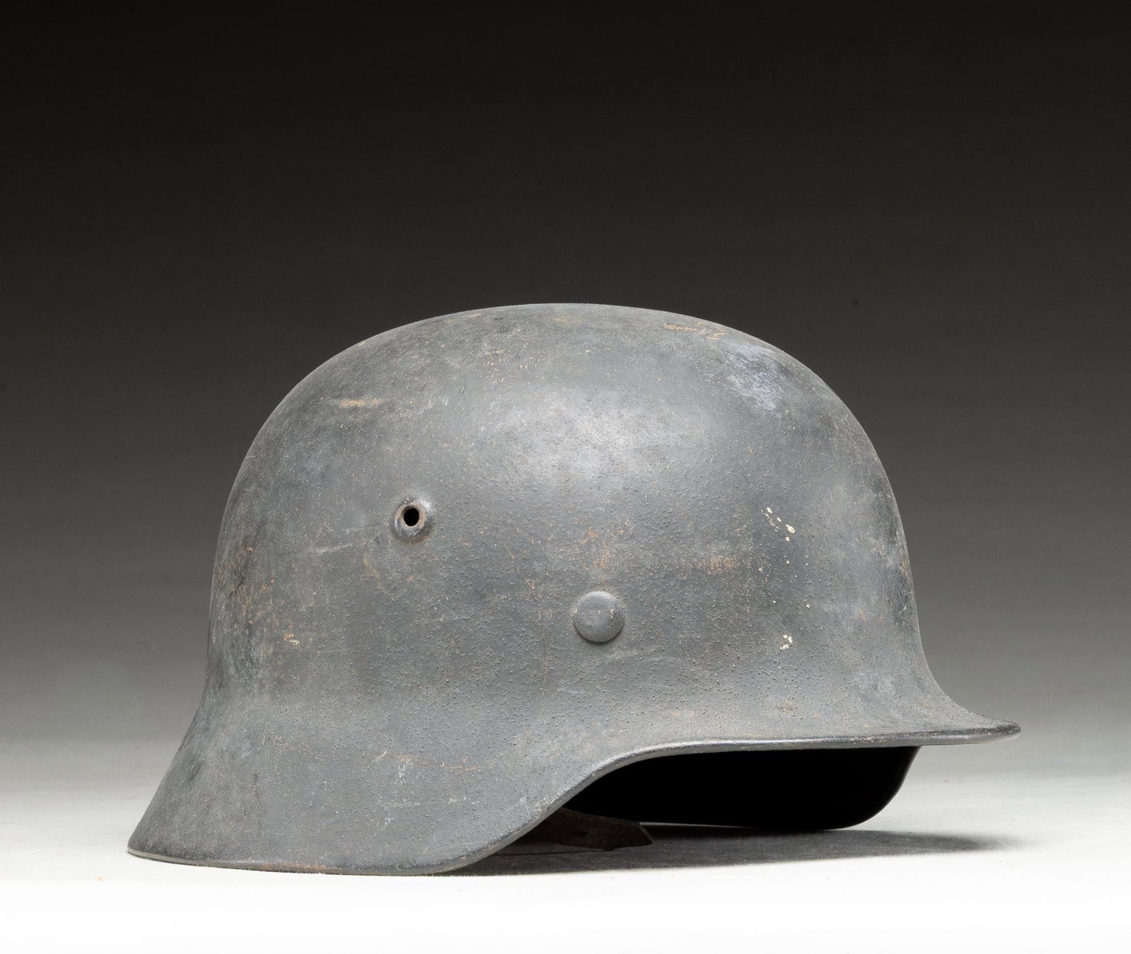 WWII GERMAN LUFTWAFFE M40 SINGLE DECAL HELMET.: A good example of a WWII German single decal M1940 Luftwaffe helmet with a dark gray painted finish and a Luftwaffe eagle decal on the left side. The inside rear is stamped " 355 " and the left