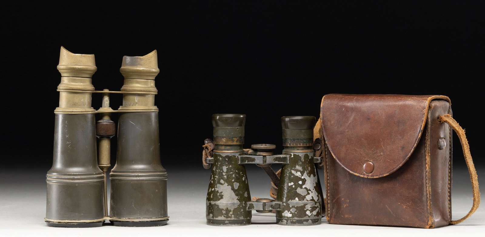 2 WWI MILITARY FIELD BINOCULARS.: 1) WW1 GERMAN SPINDLER & HOYER FERNGLAS 08 FIELD GLASSES WITH CASE. CONDITION: overall fair-poor. The green finish is flaking with large portions missing. Eye cup is cracked. The lens are good with cl