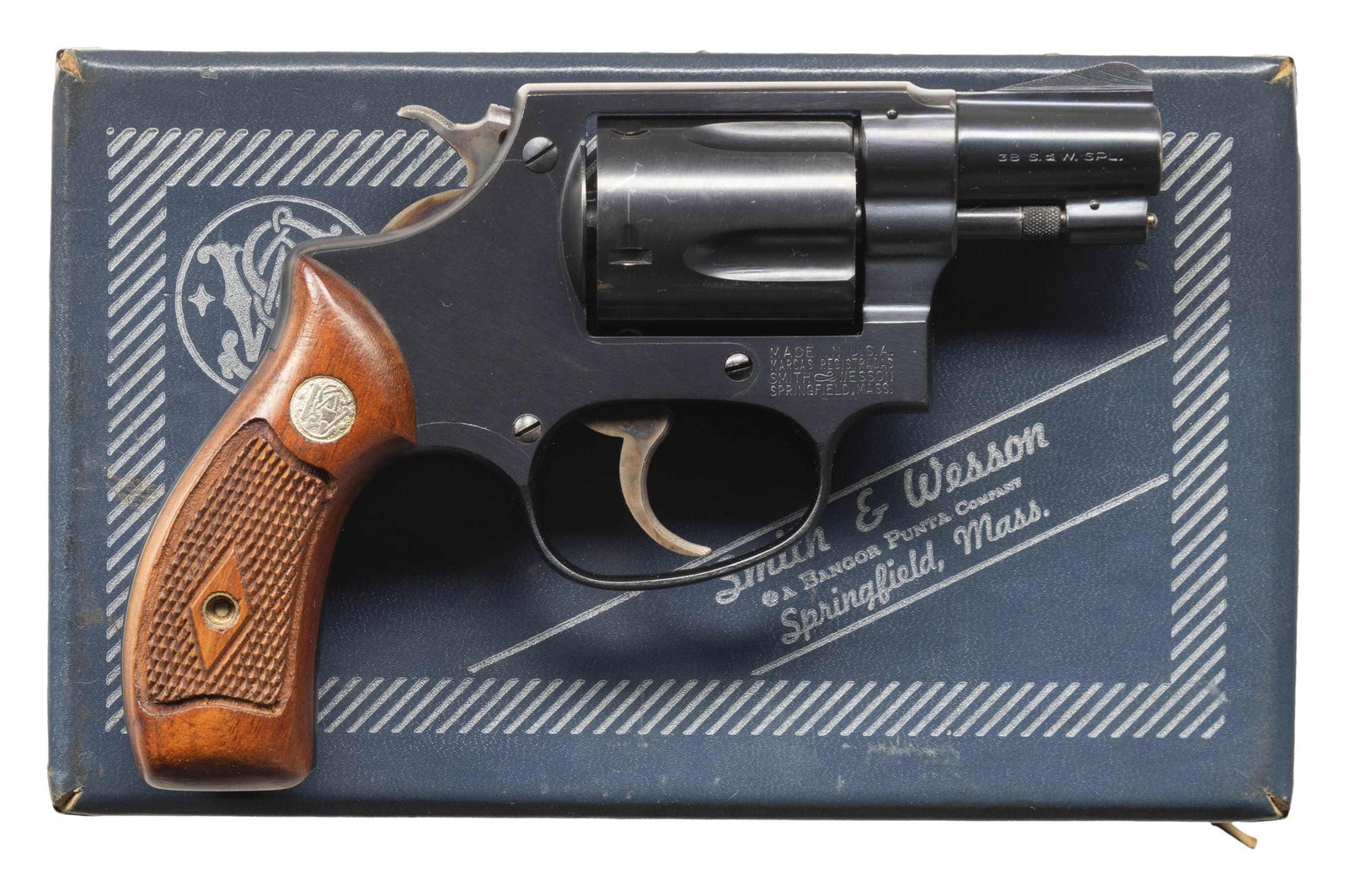 SMITH & WESSON "CHIEF'S SPECIAL" DA REVOVLVER.: Cal. 38 Spl. S# 46586. Bbl. 2" pinned. Ramped serrated blade front sight. Fixed rear sight. Matching numbers on frame, bbl., cyl., extractor & right grip panel. Pre-Model 36 revolver. Flat latch.