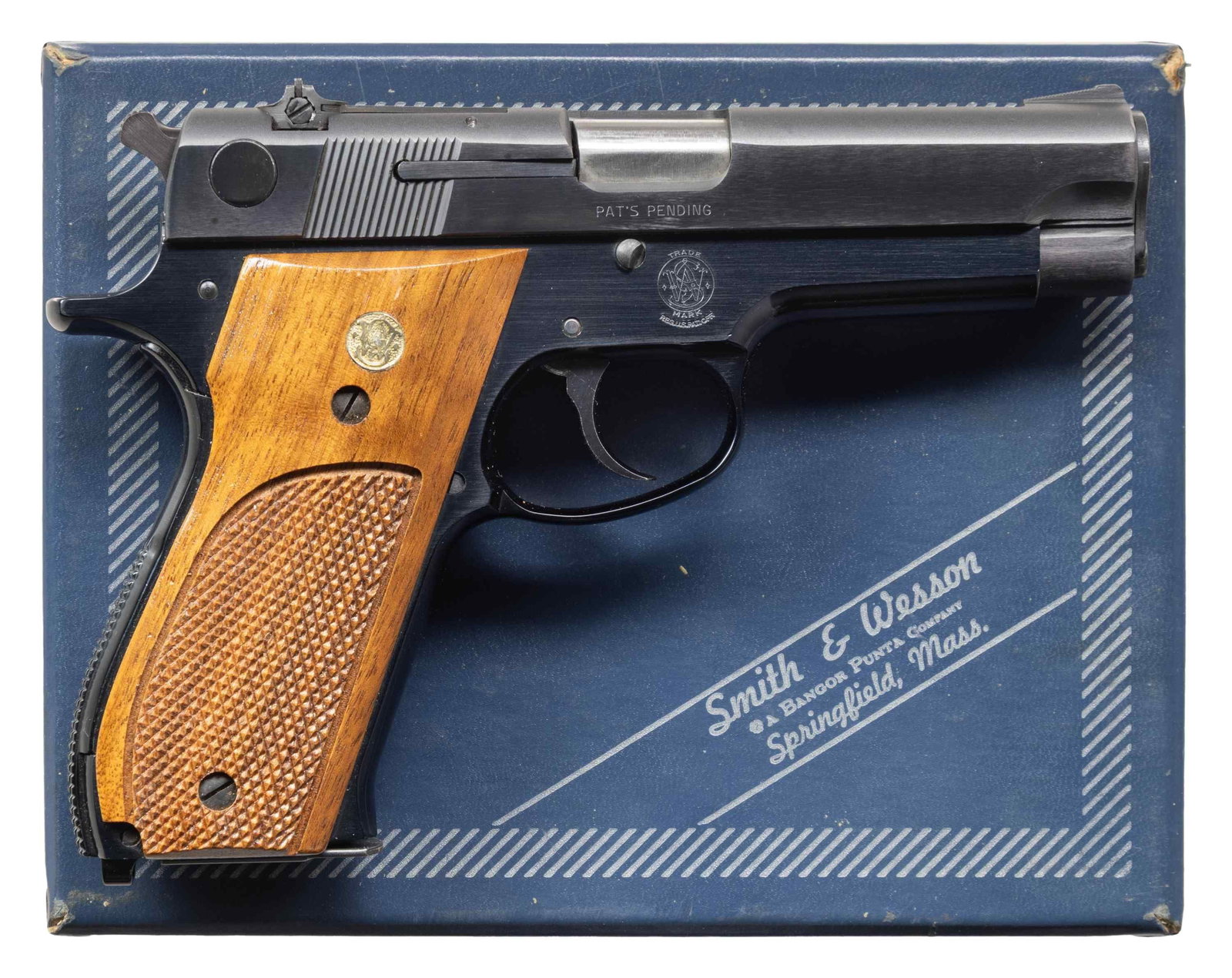 SMITH & WESSON MODEL 39-2 SEMI AUTO PISTOL.: Cal. 9x19. S# A522635. Bbl. 4". Ramped serrated blade front sight. Adjustable square notch rear sight. 39-2 pistol made 1978-1979. Blued & anodized finishes. Checkered walnut grips with silver S&W med