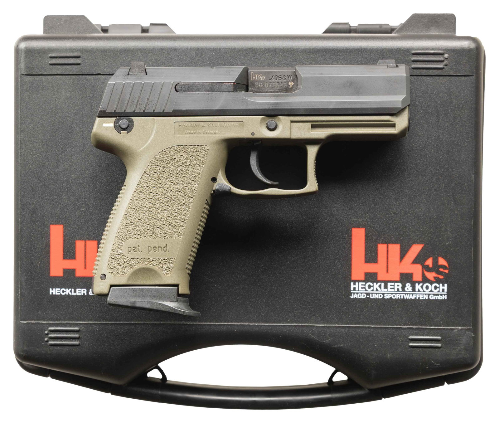 H&K USP 40 COMPACT SEMI AUTO PISTOL. (1 of 2)