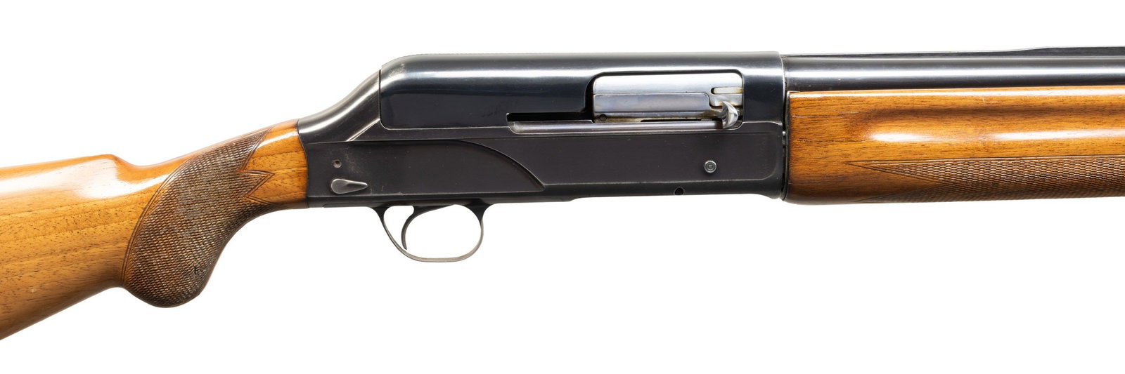 ITALIAN BREDA 710 MAGNUM SEMI AUTO SHOTGUN.: Cal. 12 Ga., 3". S# 41443. VR 30.25" bbl. including adj. Quich Choke. Blued finish. Tubular mag. Checkered walnut stock set w/ replacement Pachmayr White Line pad; LOP: 14.5". CONDITION: good blue