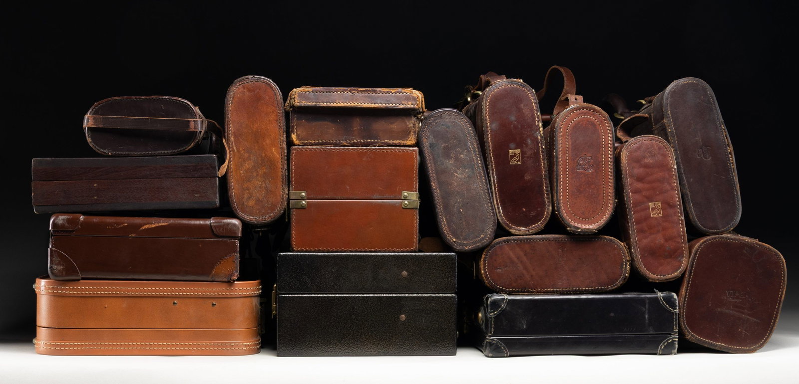 16 LUGGAGE, SOFT & LEG-O-MUTTON CASES. (1 of 3)