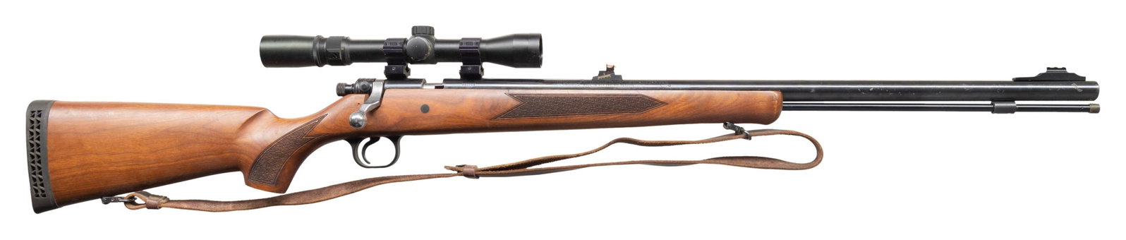 KNIGHT DISC EXTREME INLINE BLACKPOWDER INLINE: RIFLE. Cal. 50. 001716. Bbl. 26" with low light fiber optic sights. Pine Ridge 2.5-7x32 duplex reticle scope. Stippled pistol grip walnut stock with black vent recoil pad. CONDITION: overall fair. Met