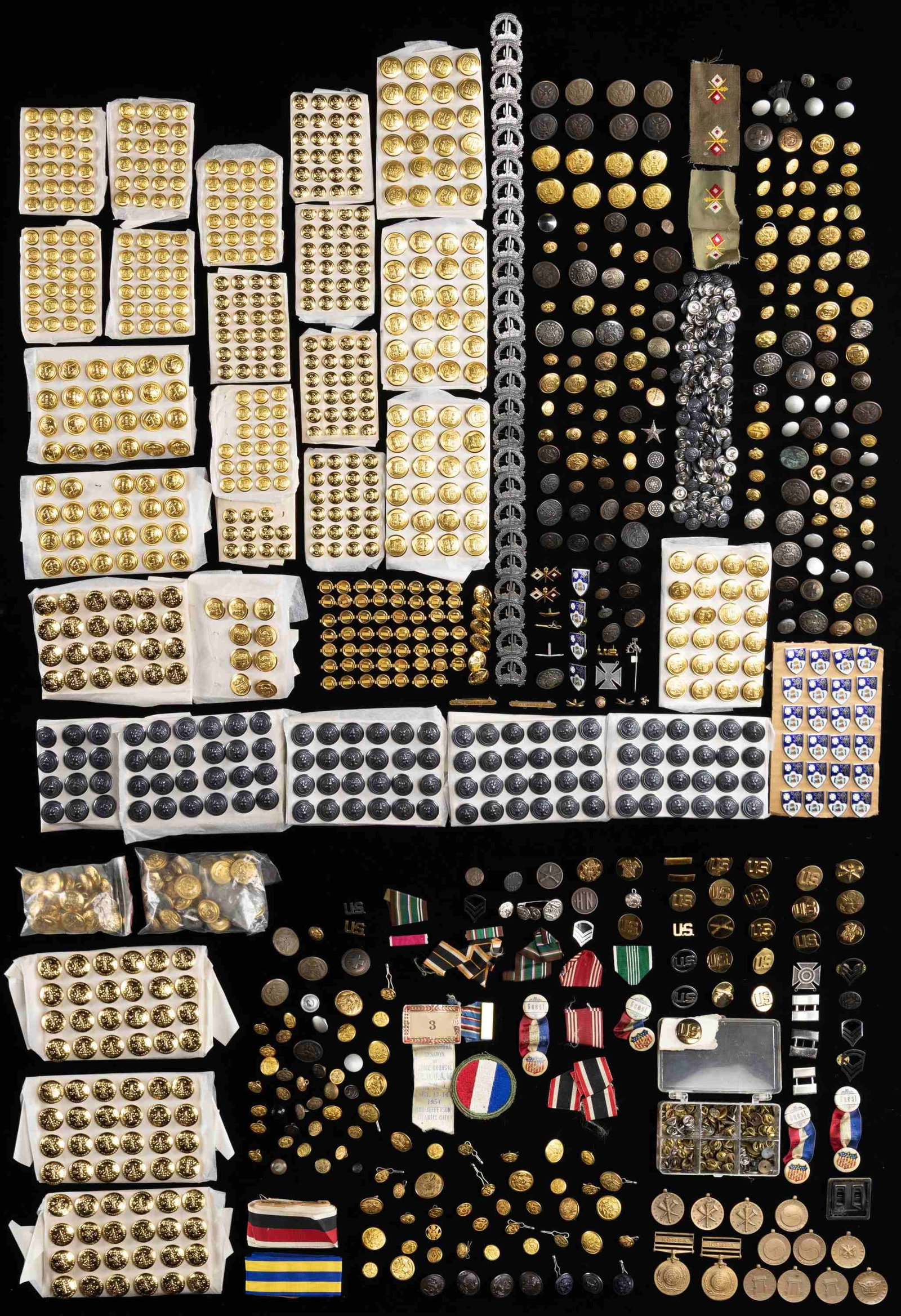 LARGE LOT OF MILITARY BUTTONS AND MEDALS. (1 of 1)