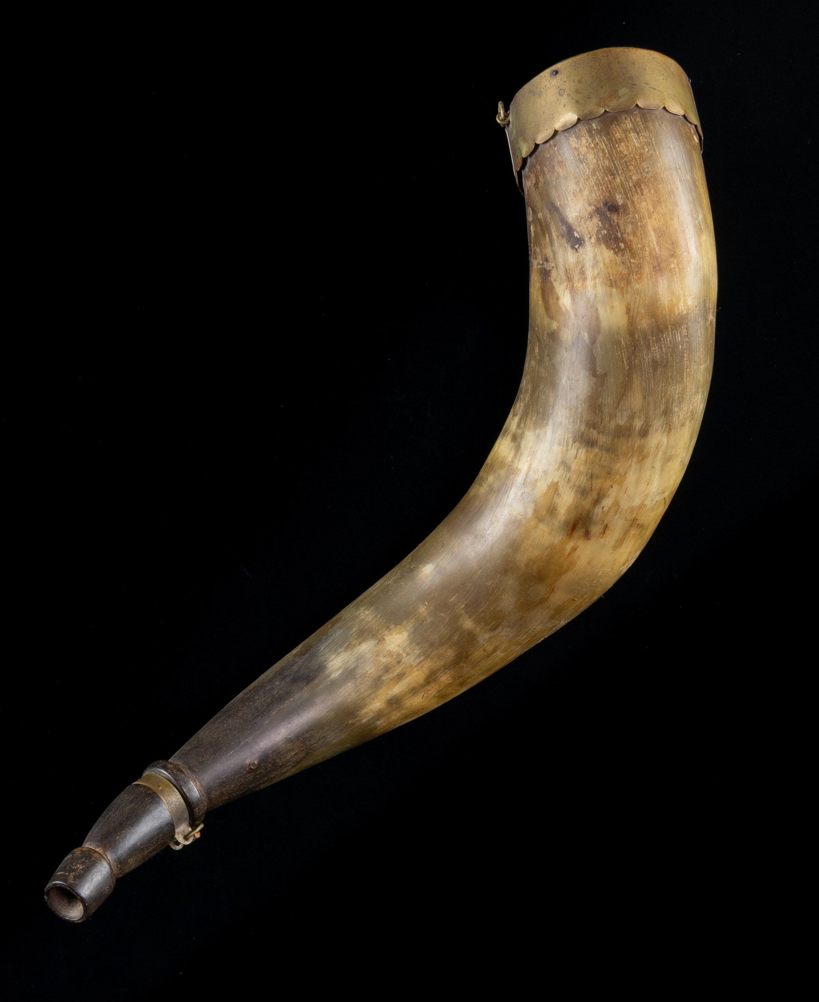LARGE OXEN HUNTING HORN. (1 of 2)