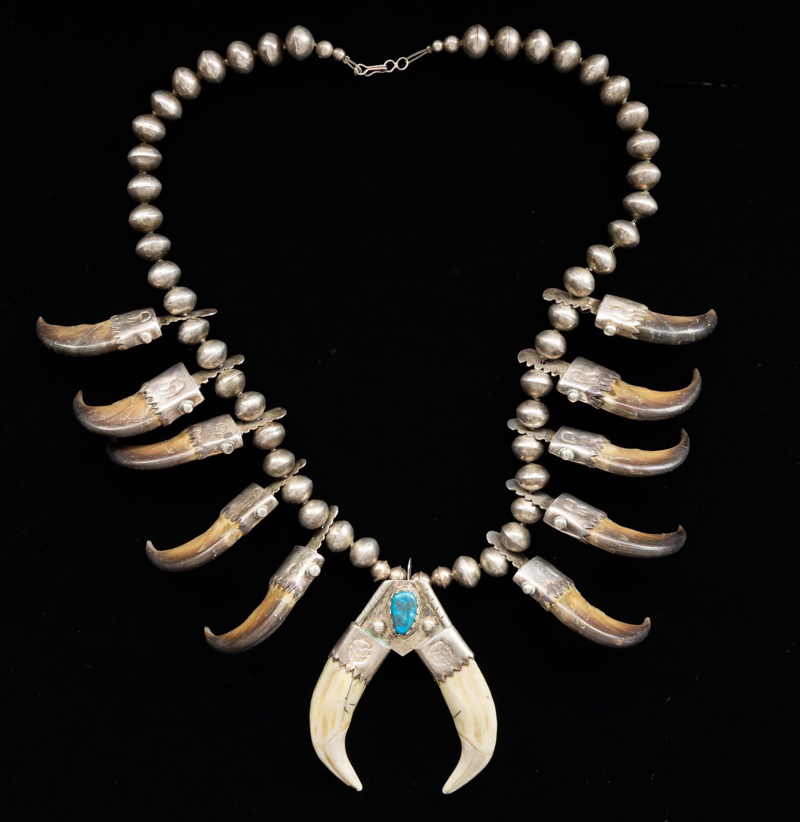 SIGNED SILVER NAVAJO BEAR CLAW NECKLACE. (1 of 3)