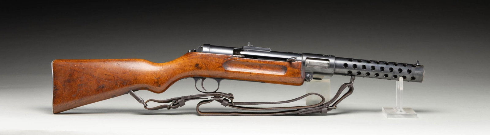 FULLY TRANSFERABLE BERLIN POLICE MP18 SUBMACHINE: GUN.Cal. 9mm. S# 25279. Bbl. 7 7/8". Blade front sight. Flip up rear sight. Bolt parts are mismatched but other visible parts are matching to receiver. The MP18 was used by the German army in the clos