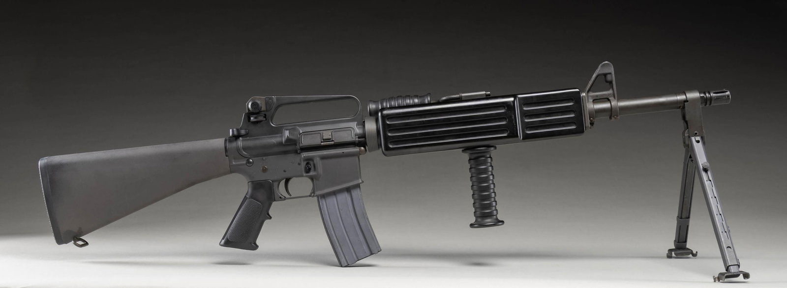 FULLY TRANSFERABLE, LIKE NEW COLT M16A2 WITH: HEAVY BARREL MACHINE GUN UPPER RECEIVER. Cal. 5.56 NATO. S# 8130284. Bbl. 20". Open bolt, full auto, Colt LMG. As desirable as any original Colt M16 variation is today, this may be one of the most
