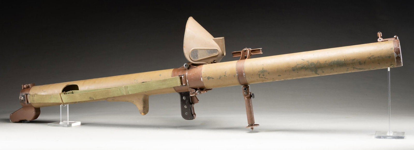 DEWATTED ISRAELI RL-83 BLINDICIDE ROCKET LAUNCHER.: Israeli RL-83 Blindicide rocket launcher, as used by Israel's IDF during the 1960s-1970s, notably during the Six-Day War and the Yom Kippur War. Tube and fittings exhibit a green / brown painted
