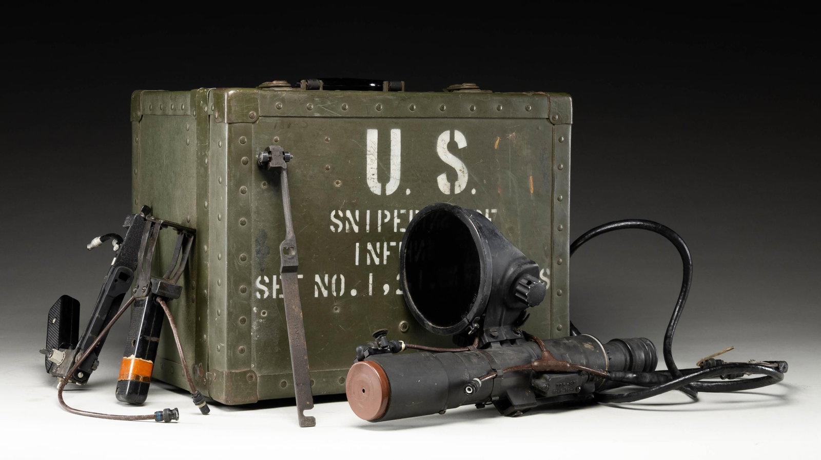 M3 INFRARED SNIPERSCOPE KIT.: M3 Infrared Sniperscope kit for the M1 Carbine. Made by American Optical Co., in Buffalo, NY & 1951 dated. We are unable to test the function of this scope. Kit includes proper green hardwood case, tw