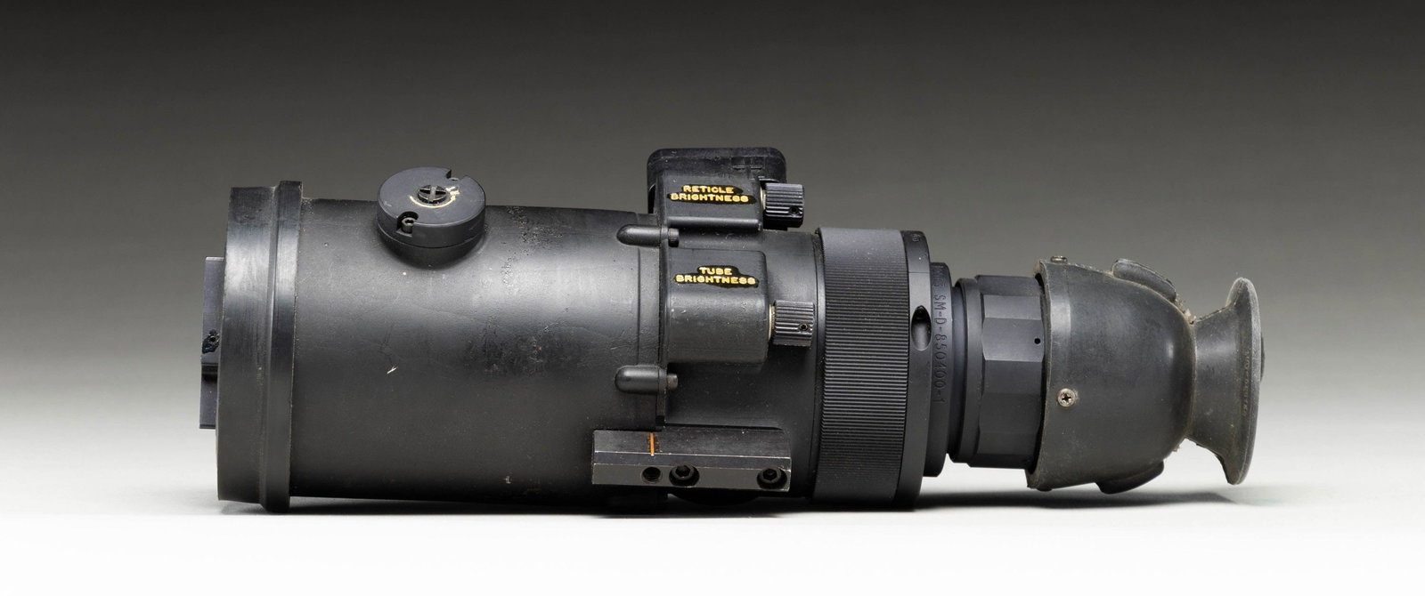 AN/PVS4 NIGHT VISION SCOPE.: Gen 2 night vision scope. This type of night vision was used widely during the first Gulf War. Rubber eyepiece. Unable to test function. CONDITION: item shows some moderate exterior age wear & light