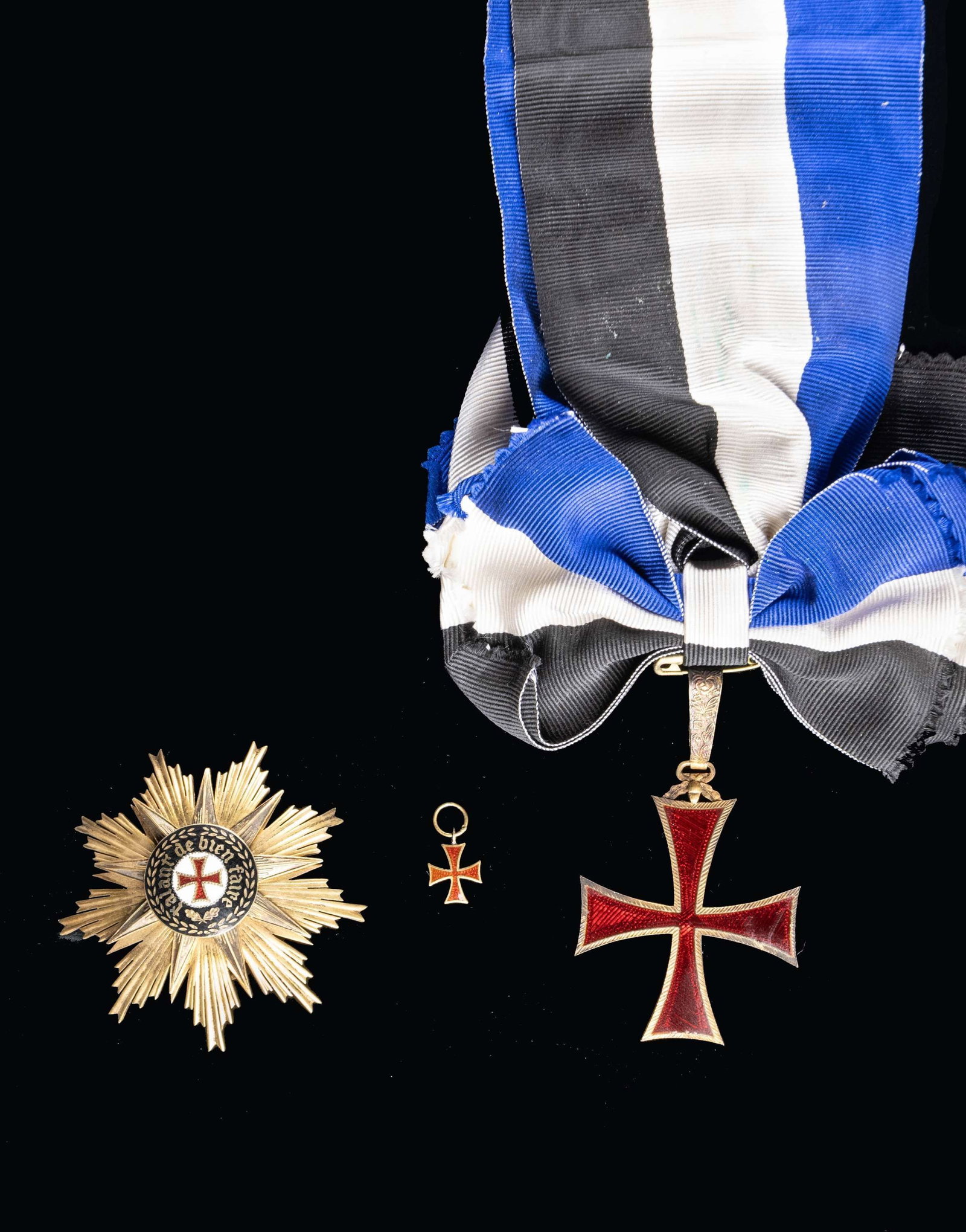 PORTUGUESE SASH ORDER.: The Portuguese Order of Prince Henry was established in 1960 as a knighthood and honor for the citizens of Portugal or Any other country. This example includes the Breast Star and the Sash Order in