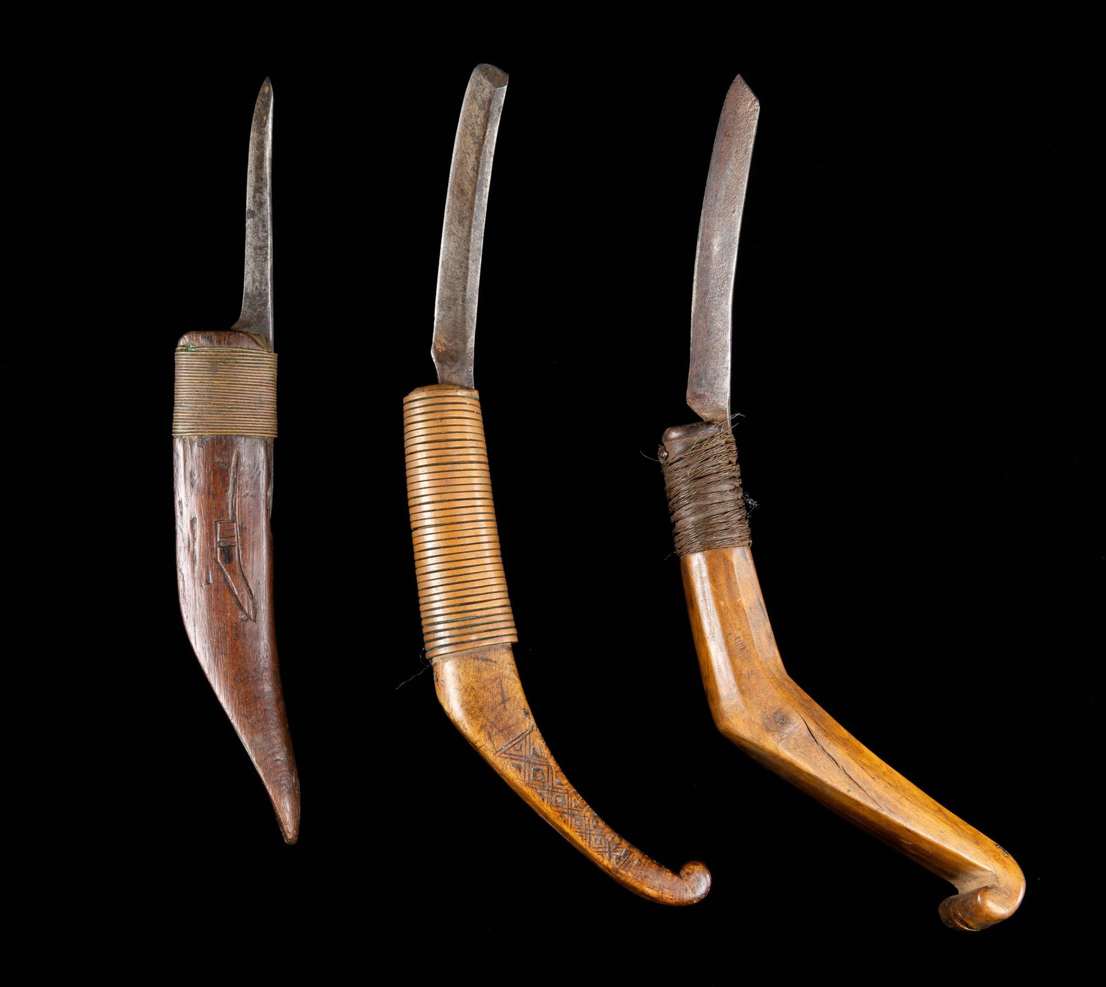 THREE GOOD CARVED NATIVE AMERICAN CROOKED KNIVES. (1 of 3)