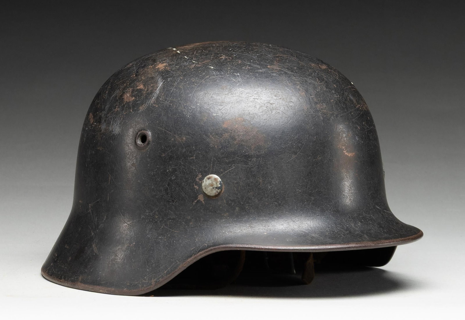 WWII GERMAN M40 LUFTWAFFE HELMET.: WWII German M1940 Luftwaffe single decal helmet with a dark gray / black painted finish and a Luftwaffe decal on the left side. The inside rear is stamped " 747 ", and the inside left is stamped "