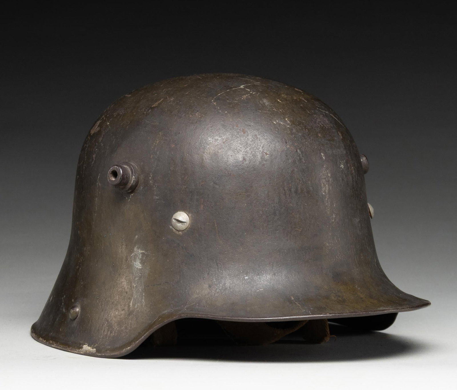 WWI GERMAN M16/17 ARMY HELMET. (1 of 4)