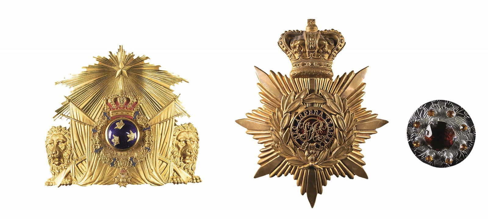 TWO HAT PLATES & SCOTTISH BROOCH. (1 of 2)