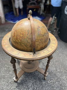 Vintage large floor Globe Liquor Cabinet: Great condition 36h x 26w