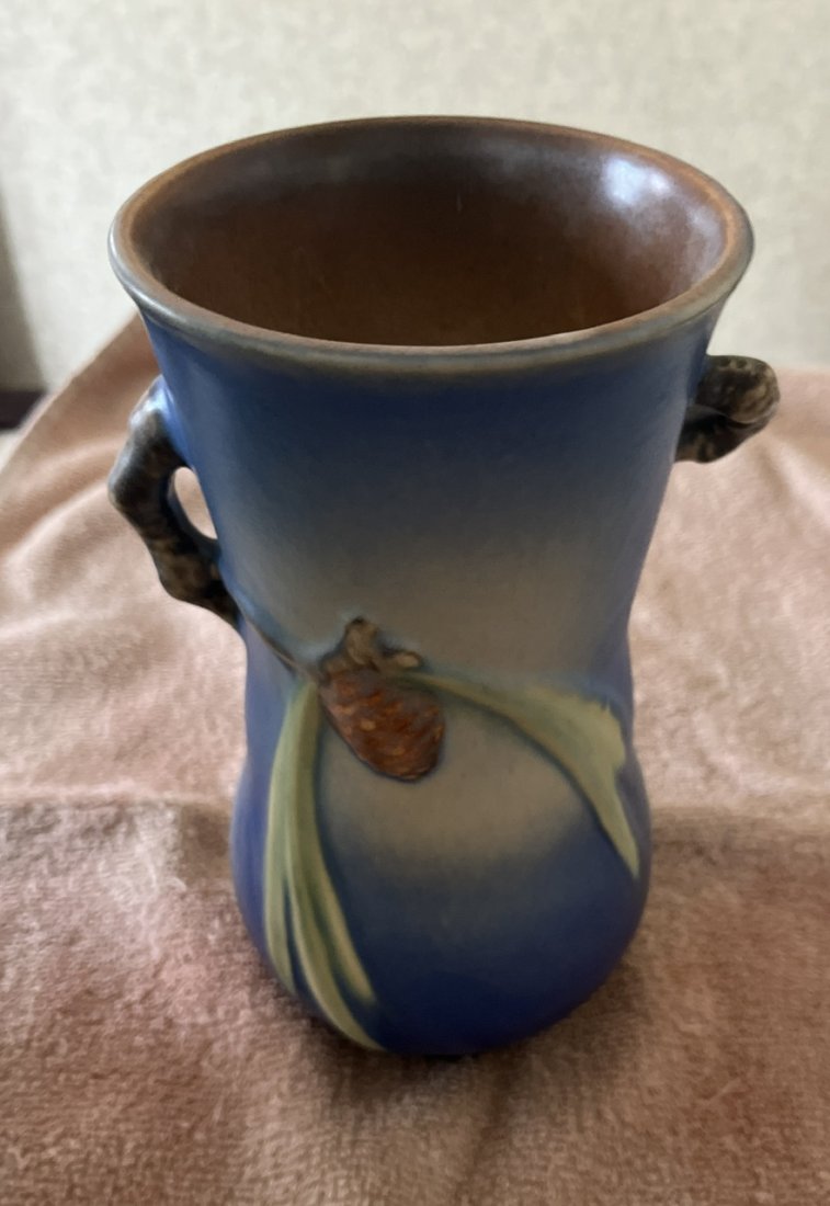 Roseville pinecone vase (1 of 3)