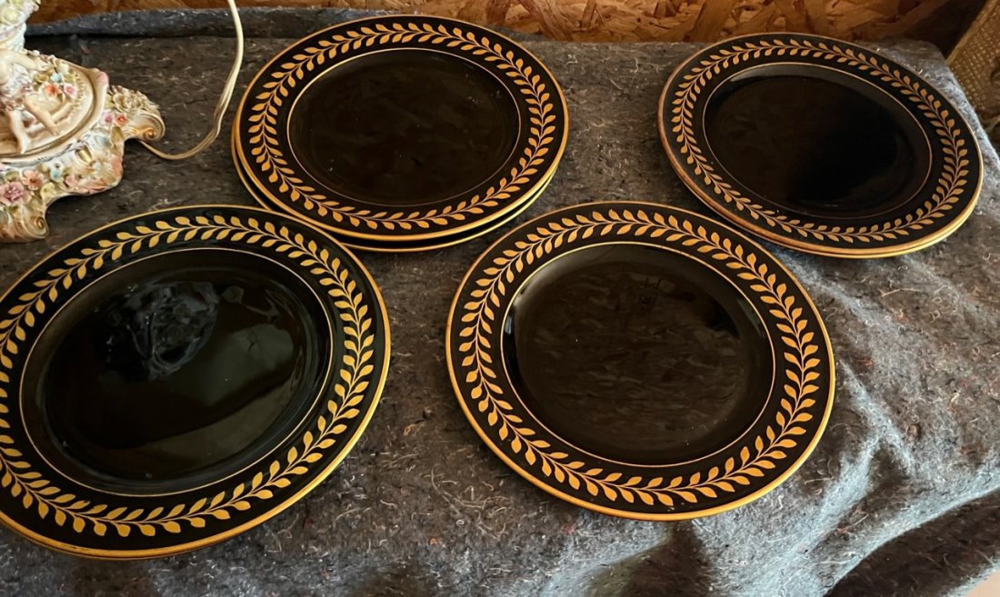 Black and Gold Dinner Plates there are 5 not 6 someone just broke oneðŸ˜¬: Beautiful set of 6 Not marked