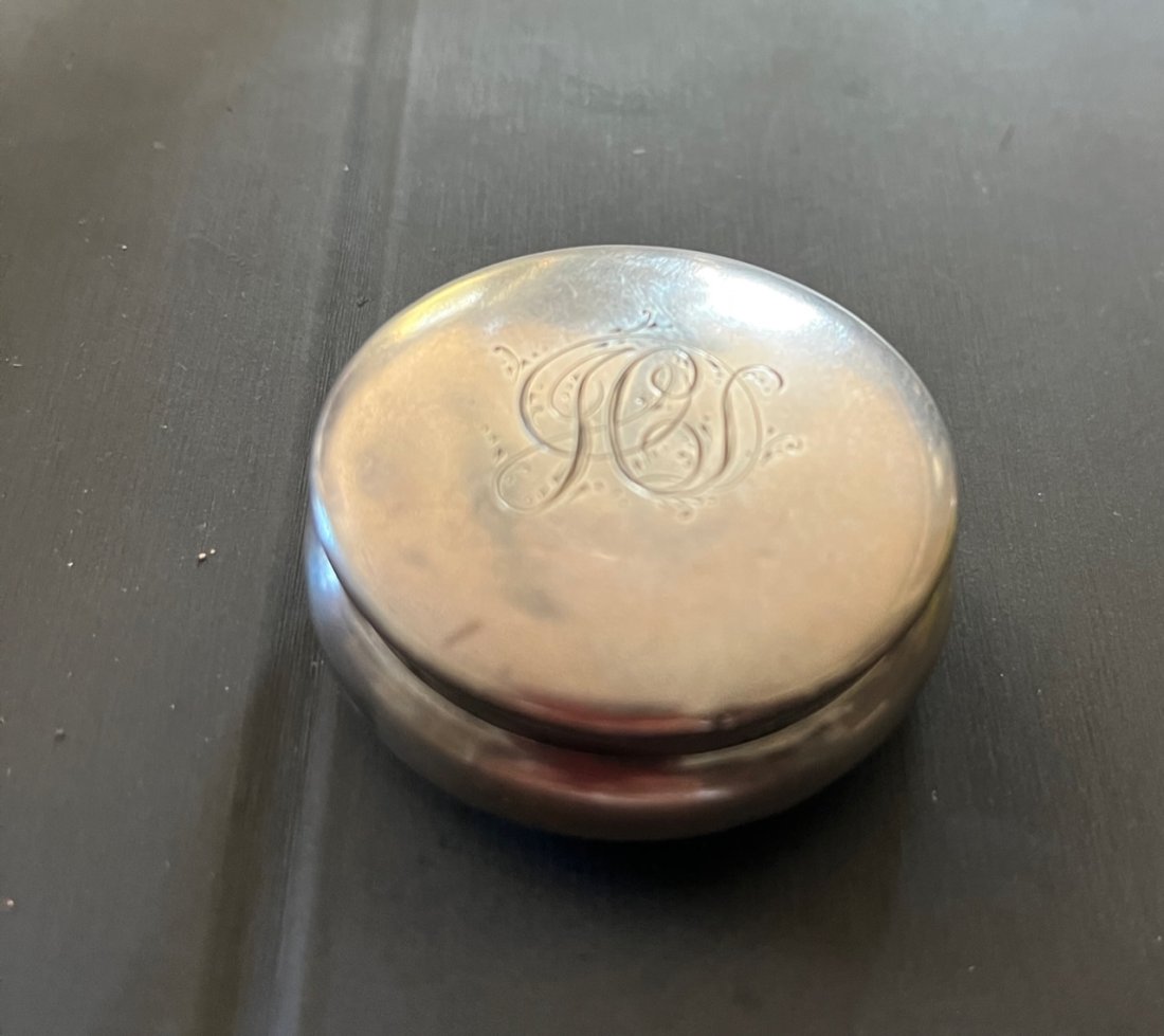 Vintage Sterling Whiting pill box: Size