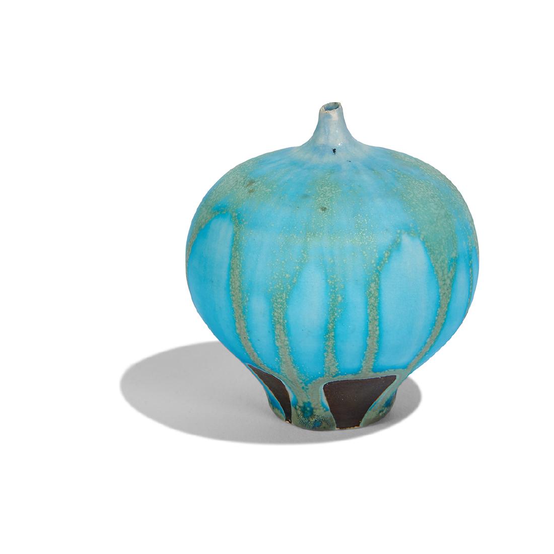 Rose Cabat Feelie vase (1 of 2)