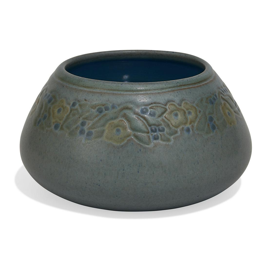 Marblehead Pottery low vase, floral decoration (1 of 4)