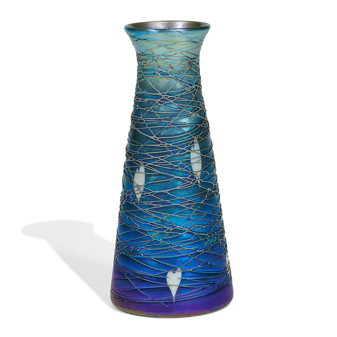 Quezal Heart and Vine threaded decoration vase (1 of 3)