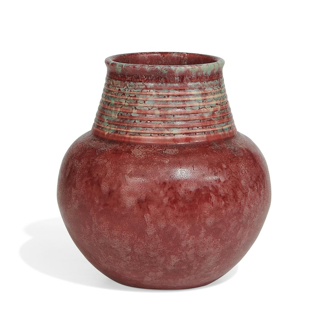 Roseville Pottery Co. earthenware vase (1 of 2)