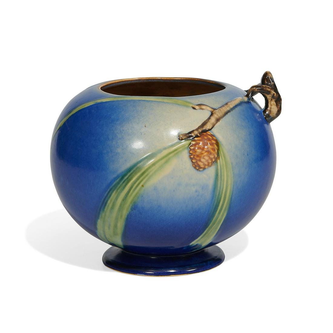 Roseville Pottery Co. Pine Cone vase (1 of 4)