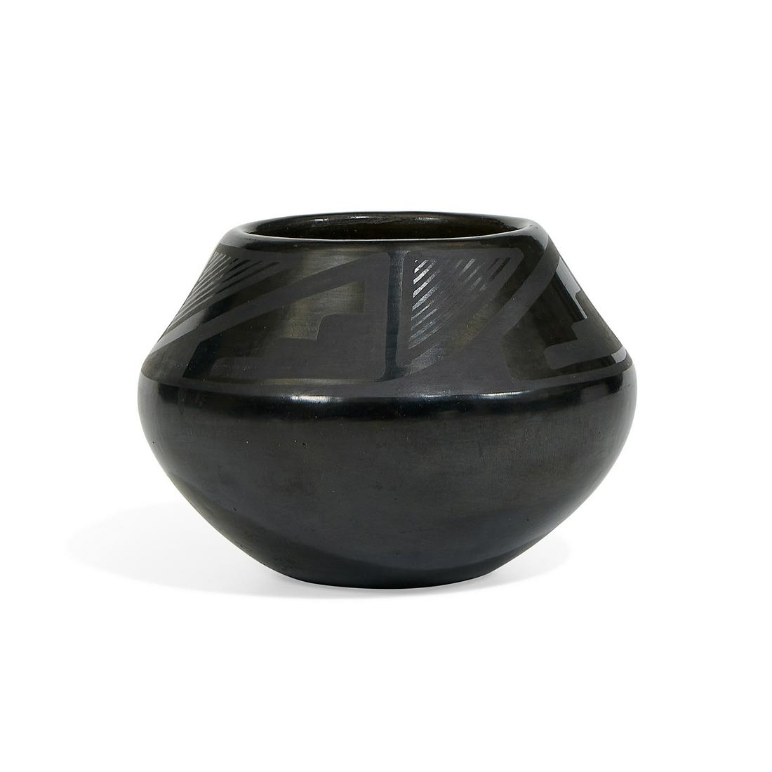 Maria & Julian Martinez / San Il Defonso bowl (1 of 3)