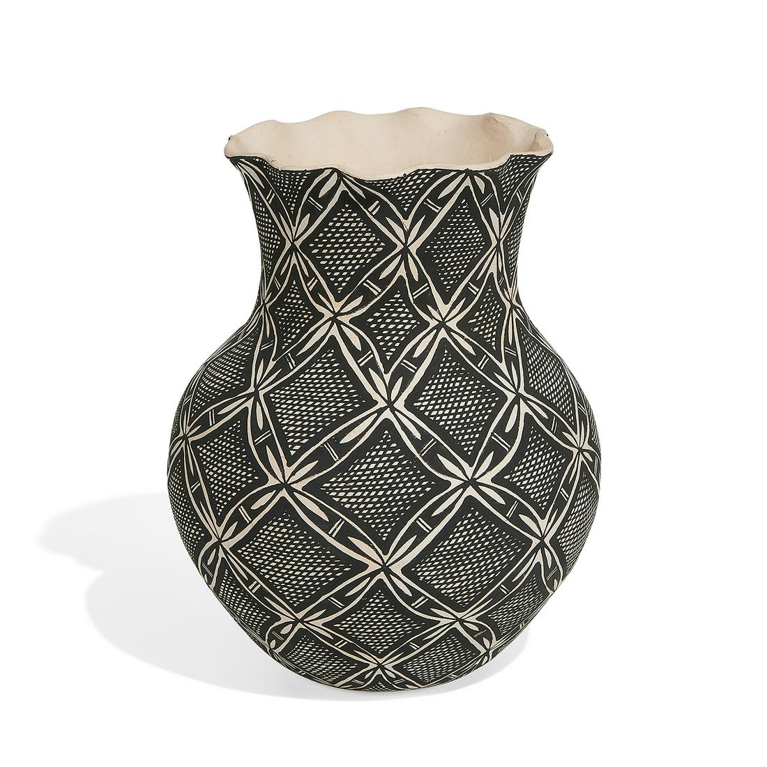 Torivio / Acoma vase with undulating rim (1 of 3)