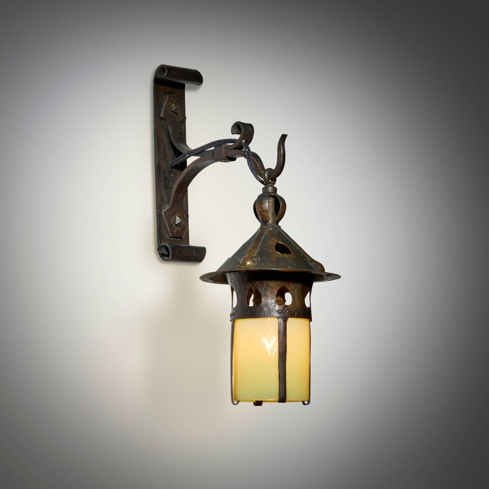 Gustav Stickley, Wall sconce, model 304 (1 of 2)