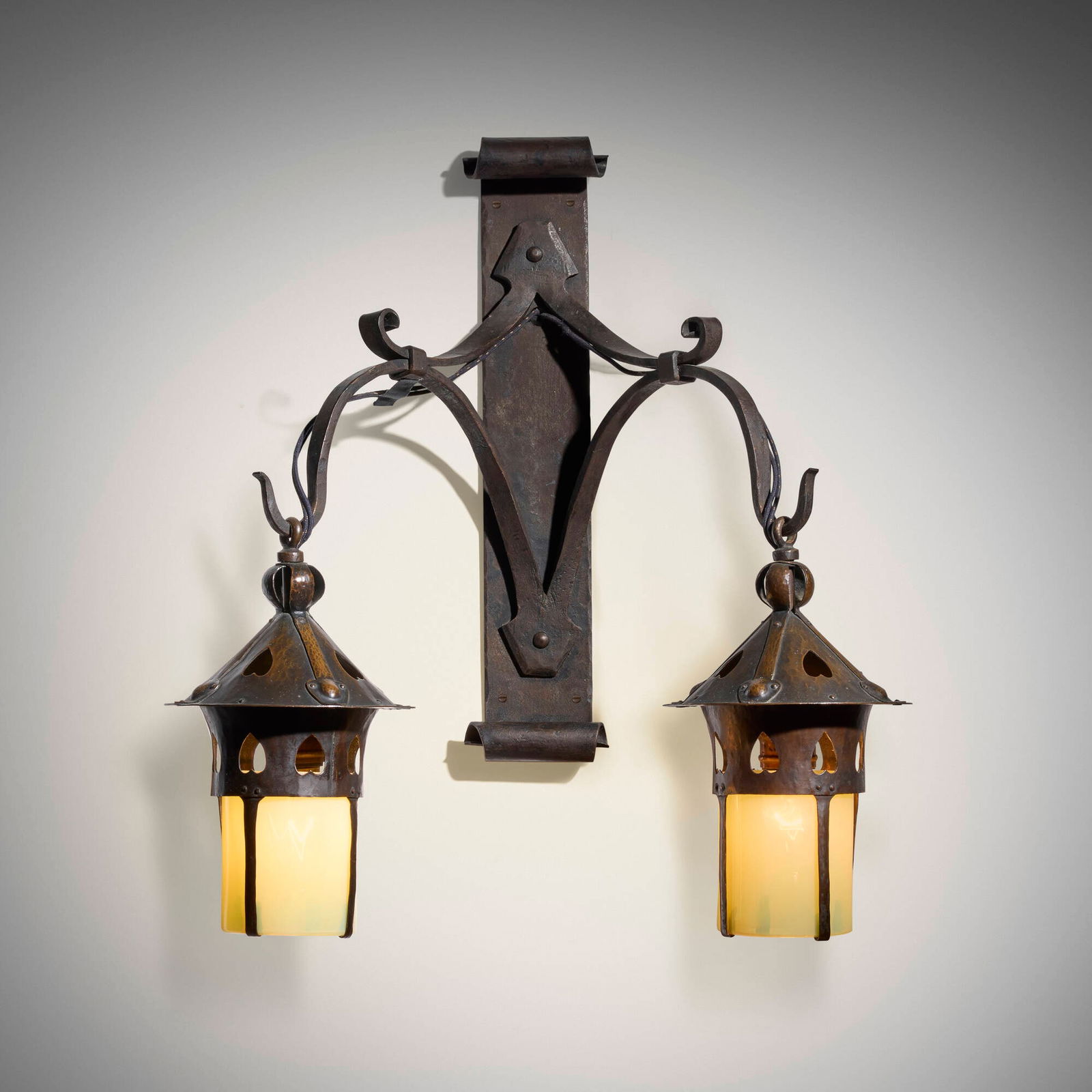 Gustav Stickley, Rare double wall sconce, model 224 (1 of 2)
