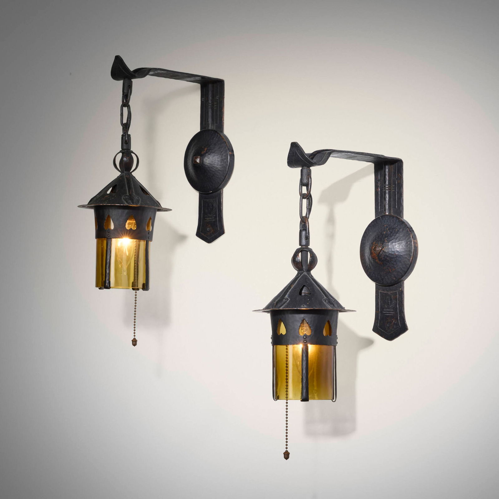 Gustav Stickley, Wall sconces model 304, pair (1 of 3)