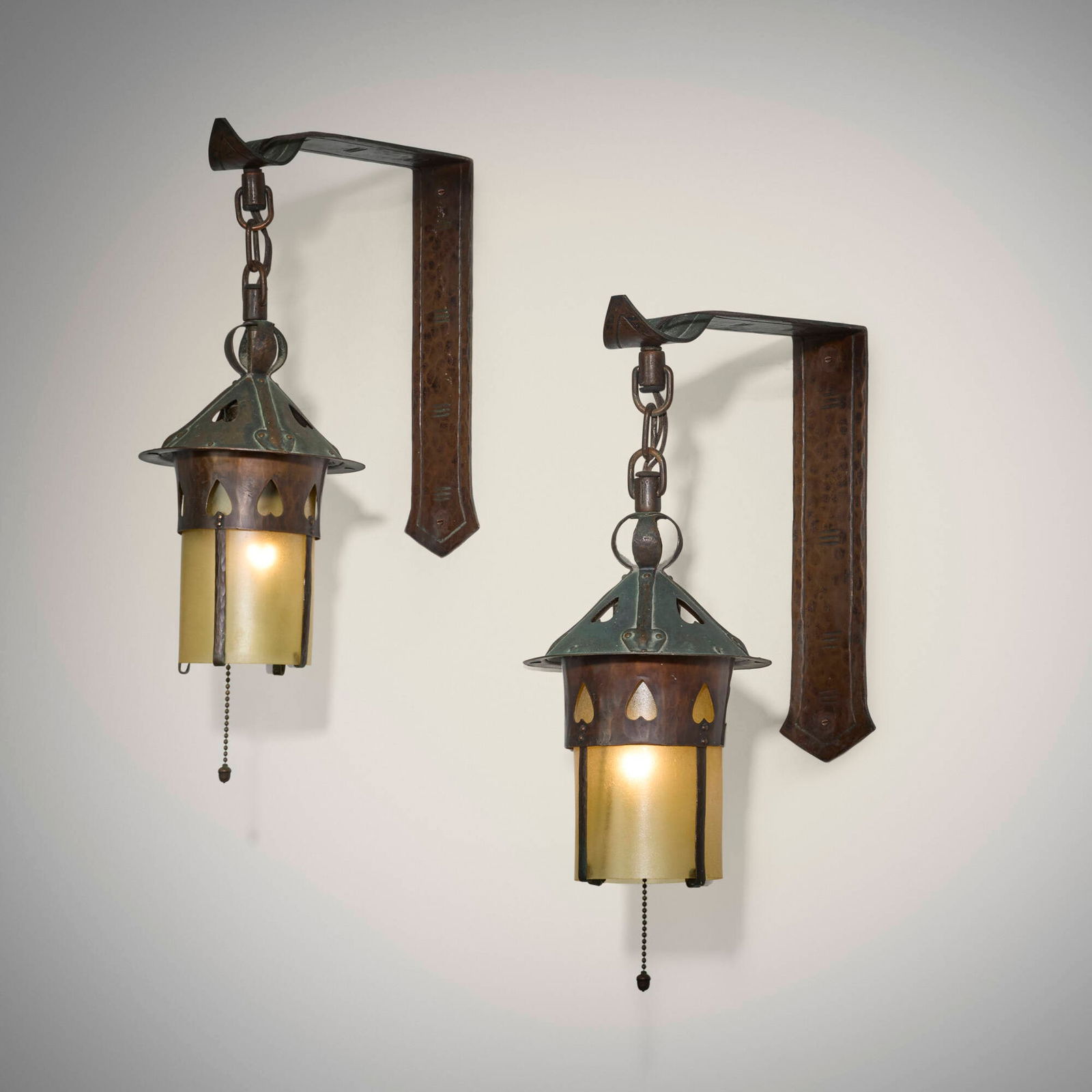 Gustav Stickley, Wall sconces model 304, pair (1 of 2)
