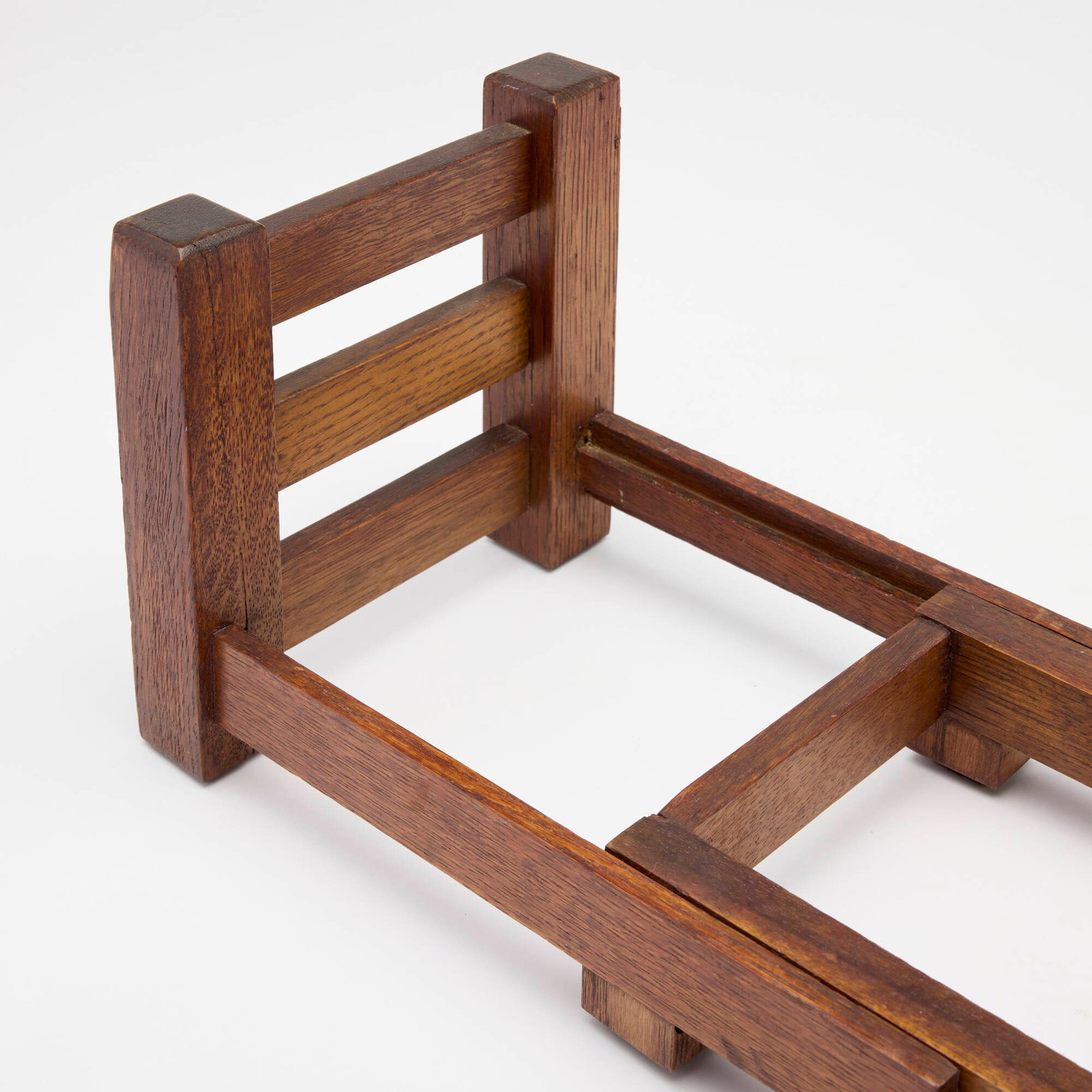 Gustav Stickley, Adjustable book rack - 4