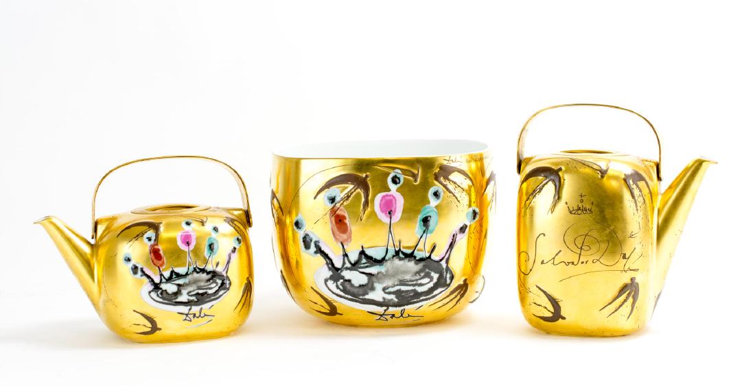Schale und 2 Kannen 'Suomi': Schale und 2 Kannen 'Suomi'3-tlg., Rosenthal, Selb, Studio line, Entwurf von Timo Sarpaneva, 1976, Dekor von Salvador Dalí, Porzellan, weiß, glasiert, Aufglasur in Braun mit Gold, Emaillierung mit s