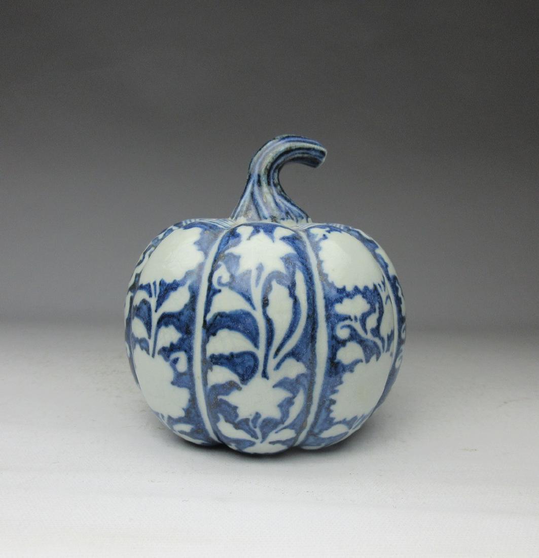 Ming dynasty Xuande blue and white pumpkin shape: Specifications: height: 11cm, maximum diameter: 10cm, bottom diameter :4cm.
