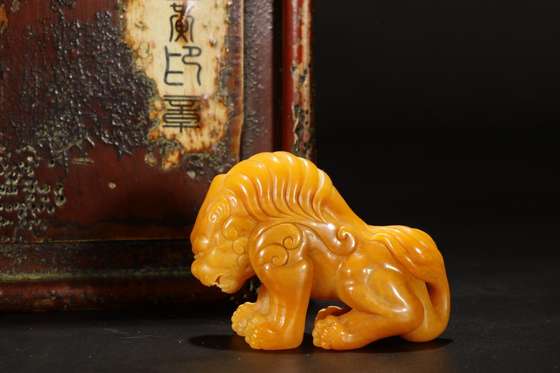 China, Tian Huang Stone Statue: This seal is made of tian huang stone, this is a beast statue, which is vivid and delicate. The curved line is smooth and exquisite. H: 2in W: 2.9in W:102g