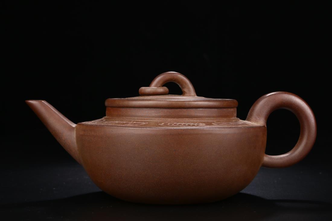 A CHINESE ZISHA TEAPOT WITH MARK: Dimension: H 8.6 cm, Rim Diam 9.4 cm, Bottom Diam 7.3 cm Weight: 430 g