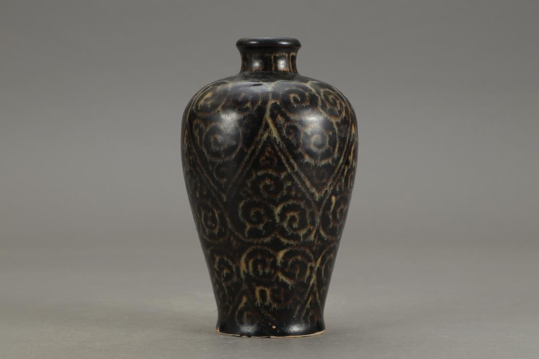 CHINESE JIZHOU WARE PORCELAIN MEIPING VASE: Dimension: H 18 cm, Diam 10.5 cm